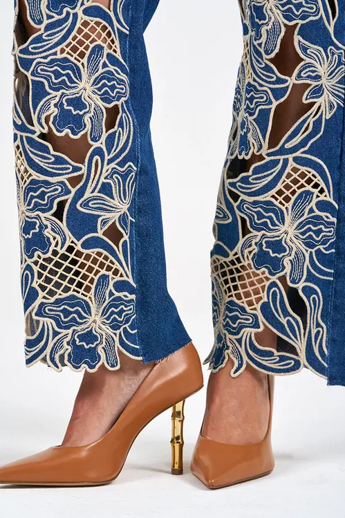 Calça Jeans Maria Reta com Bordados Richelieu Feminina CJM5437