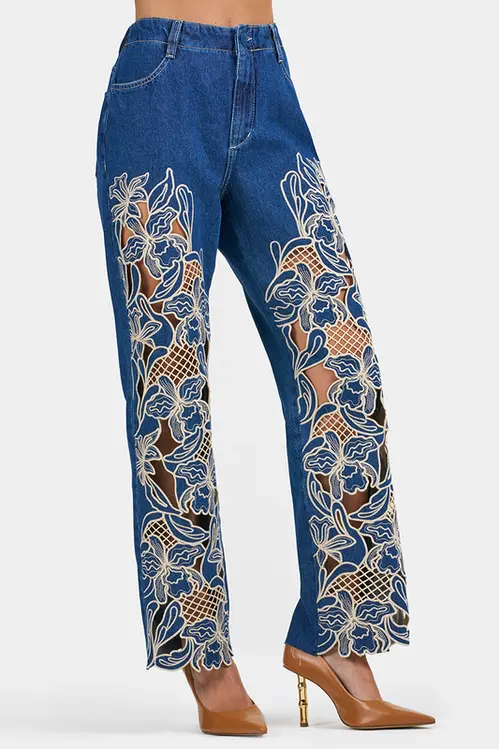 Calça Jeans Maria Reta com Bordados Richelieu Feminina CJM5437